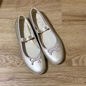 New Clark’s size 5.5 Dance Along Jnr champagne